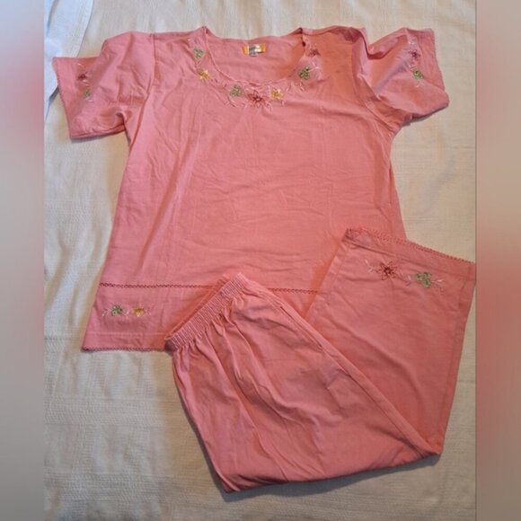 T C Fashion women's size Large lounge set, embroidered flowers, EUC - Picture 1 of 10